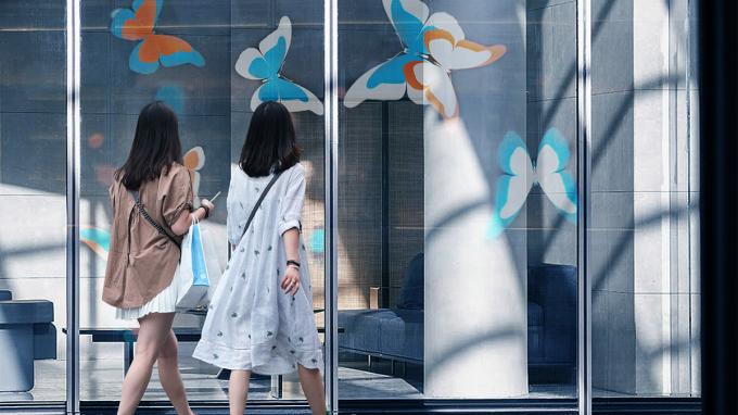 透明なP3.91 ホログラフィックLEDスクリーン フルカラーLEDディスプレイスクリーン ホログラフィックインビジブルインビジブルLEDスクリーン 1